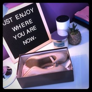 I am selling these Bandolino high heel shoes.